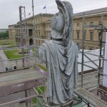 Blick vom Dach des Hofgartentors - mittig eine der antikischen Trophäen von Franz Jakob Schwanthaler