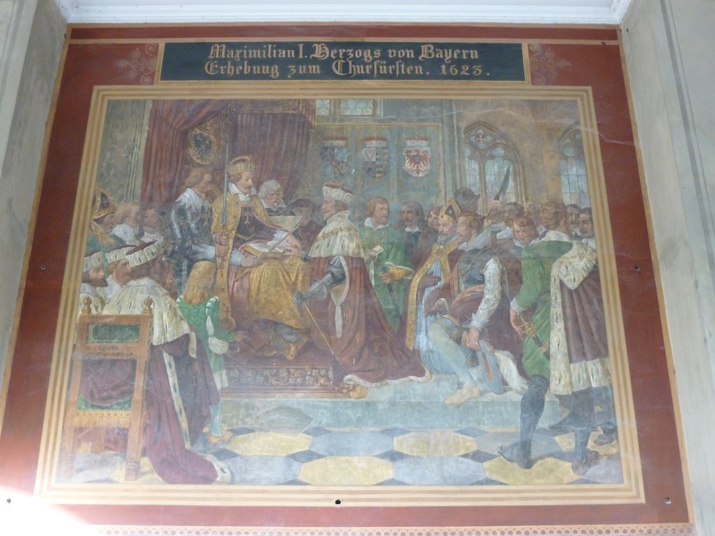 Das Fresko, auf dem die Verleihung der Kurwürde dargestellt ist, befindet sich in den Hofgartenarkaden