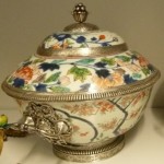 Deckelterrine aus zersägten Porzellanvasen mit Silbermontierung