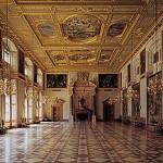 Ende des 18. Jh. abgerissen und Ende des 20. Jh. auf Basis der überlieferten Quellen wiedererrichtet - der barocke Kaisersaal der Residenz