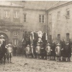 Aufstellung der beiden Wagen zum Trauerzug in Groß-Gala in einem etwas heruntergekommen wirkenden Marstallhof am 5. November 1921