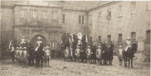 Aufstellung der beiden Wagen zum Trauerzug in Groß-Gala in einem etwas heruntergekommen wirkenden Marstallhof am 5. November 1921