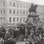 Der Trauerzug für Kronprinz Rupprecht vor dem Reiterstandbild König Ludwigs I. und der Ruine des Palais Leuchtenberg (1944 zerstört)