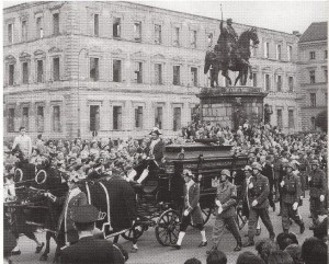 Der Trauerzug für Kronprinz Rupprecht vor dem Reiterstandbild König Ludwigs I. und der Ruine des Palais Leuchtenberg (1944 zerstört)