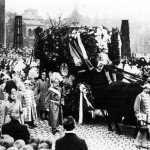 Der königliche Trauerwagen während des Trauerzugs für König Ludwig III. und Königin Marie Therese am Königsplatz, München
