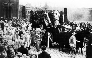 Der königliche Trauerwagen während des Trauerzugs für König Ludwig III. und Königin Marie Therese am Königsplatz, München