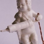 tödliche Waffe... Putto als Arzt mit Klistier, Meißener Porzellanfigur , um 1765, aus der Residenz Ansbach