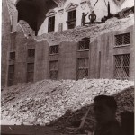 selber Ort - anderes Feuer: Aufnahme von 1944: Die Steinzimmer liegen hinter der noch stehenden weißen Mauer des