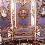 Die Kabinette in Linderhof sind mit den Porträts Ludwigs XV. und seiner Mätressen geschmückt...