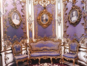 Die Kabinette in Linderhof sind mit den Porträts Ludwigs XV. und seiner Mätressen geschmückt...