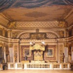 Dieses Bühnenbildmodell mit dem Schlafzimmer Ludwigs XIV. in Versailles hat sich in der Schlösserverwaltung erhalten