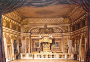 Dieses Bühnenbildmodell mit dem Schlafzimmer Ludwigs XIV. in Versailles hat sich in der Schlösserverwaltung erhalten