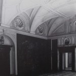 Blick in die alten Räume, noch mit Resten des ursprünglichen Deckenschmucks (Vorkriegsaufnahme)