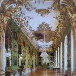 Die grüne Galerie: Links die heute blinden Türen, die ins Treppenhaus, später in den Speisesaal führten.