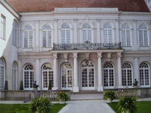 Hinter der schönen Rokokofassade liegt die Grüne Galerie des Francois Cuvilliés - und hinter deren Türen wiederum: stößt man heute an eine Backsteinmauer - einst jedoch....