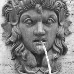 ... und die dunkle, die unter ihrem Brunnenfelsen ám Hofgarten lauert!