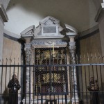 Während des barockisierenden Umbaus unter Kardinal Borghese begonnen, wurde der Bau des Reliquienaltars als Stiftung des bayerischen Kurfürsten vollendet.