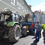 Start geglückt: Der Phaeton wird auf die Hebebühne gesetzt