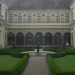 Grottenhalle vom Hof aus mit Perseusbrunnen im Vordergrund