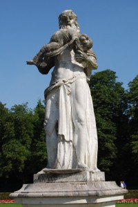 Die Zeit - hier in Gestalt des Gottes Saturn im Nymphenburger Schlosspark - verschlingt ihre Kinder...
