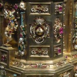 wie überall ließ Maximilian auch an dem neuen Sockel das Zeichen seiner 1623 erworbenen Kurfürstenwürde anbringen: den Reichsapfel