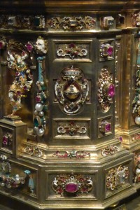 wie überall ließ Maximilian auch an dem neuen Sockel das Zeichen seiner 1623 erworbenen Kurfürstenwürde anbringen: den Reichsapfel