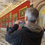 Twitterer, Blogger und Instagrammer stehen in der Großen Galerie des Neuen Schlosses in Schleißheim, fotografieren sich und die Kunst. Tweetwalk #Lustwandeln.