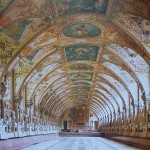 Das Antiquarium wurde 1568/71 zunächst als Sammlungssaal erbaut und zwischen 1584-1600 in einen höfischen Festsaal umgestaltet, in dessen Dekoration die antiken Büsten integriert wurden