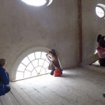 Ehemalige Dienstbotenwohnungen im Dachstuhl des Neuen Schlosses Schleißheim. Lustwandler fotografierten durch die Fenster das Barockparterre der Schlossanlage Schleißheim.