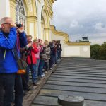 Teilnehmer des Tweetwalks #Lustwandeln auf dem Welldach des Neuen Schlosses Schleißheims. Begeistert fotografiert sie die Aussicht auf den Hofgarten.