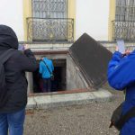 Die Lustwandler müssen eine Kellertreppe hinunter, um in den Schnapskeller des Neuen Schlosses Schleißheim zu gelangen.