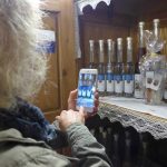 Teilnehmerin des Tweetwalks fotografiert die Schnäpse der Schnapsbrennerei von Schleißheim.