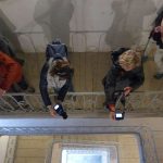 Treppenhaus mit Menschen, die fotografieren. Nicht zugänglicher Bereich im Neuen Schloss Schleißheim wurde geöffnet für den Tweetwalk #Lustwandeln.