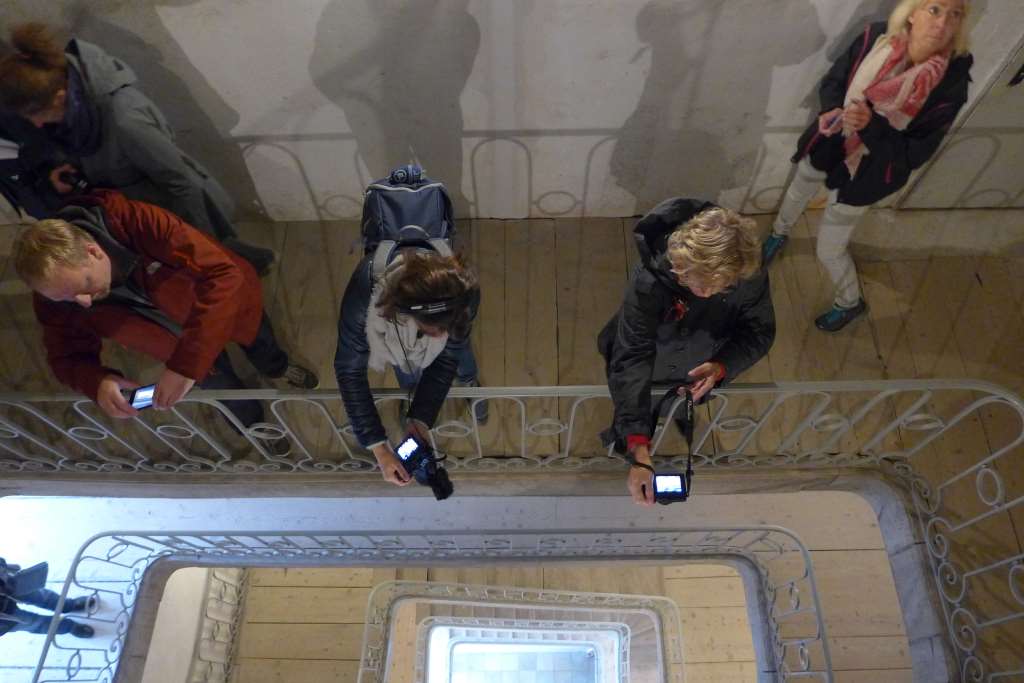 Treppenhaus mit Menschen, die fotografieren. Nicht zugänglicher Bereich im Neuen Schloss Schleißheim wurde geöffnet für den Tweetwalk #Lustwandeln.