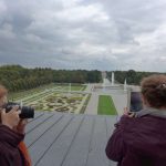 Zwei Teilnehmer des Tweetwalks #Lustwandeln fotografieren die herrliche Aussicht auf das Barockparterre vom Welldach des Neuen Schlosses Schleißheim.