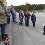 Auf der Terrasse des Neuen Schlosses erläutert Herr Degle die Wiederherstellungsmaßnamen des Barockparterres umringt von den Teilnhemern des Tweetwalks #Lustwandeln.