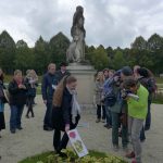 Im Barockparterre zeigt Gabriele Ehberger historische Pflanzendarstellung in der Gegenüberstellung zum Original.