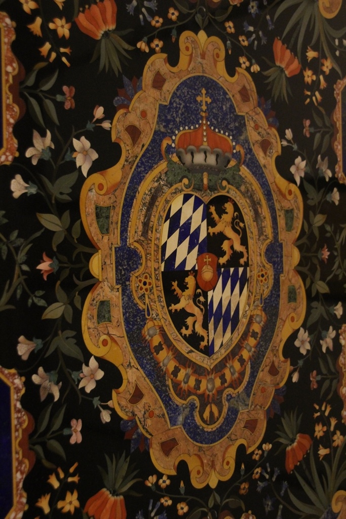 Die kostbare Pietra-Dura-Platte wurde Maximilian I. vom Florentiner Hof geschenkt (heute in den Steinzimmern ausgestellt)