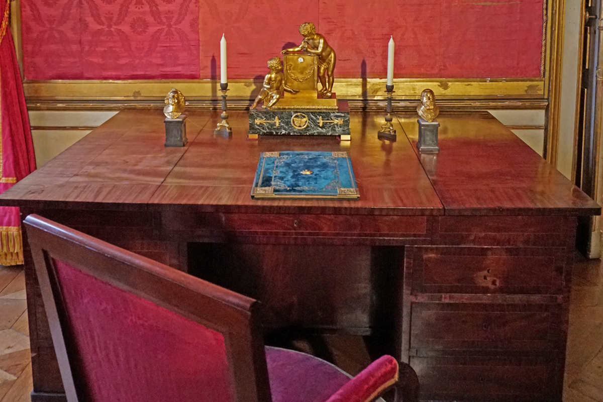 Schreibtisch mit Uhr in Schloss Ehrenburg