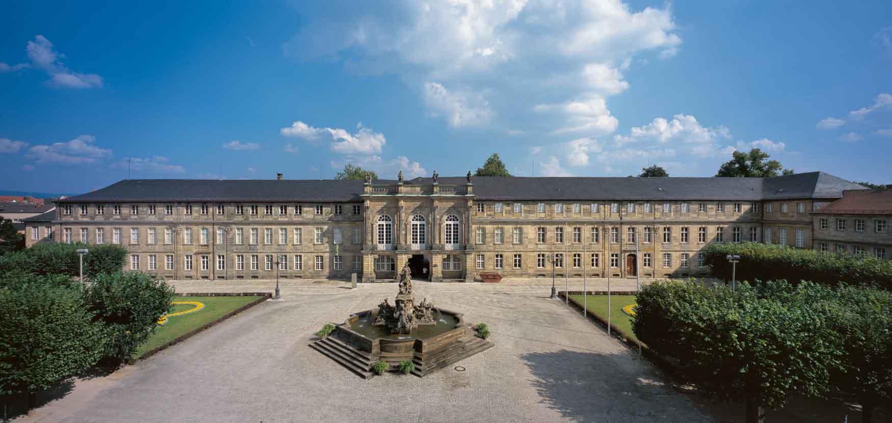 Bayreuth_Neues Schloss_Corps de logis mit Markgrafenbrunnen_DE00003