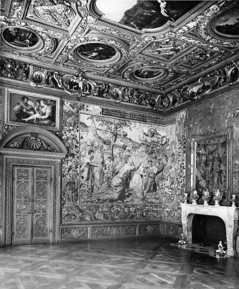 Der „Goldene Saal“ mit angeschnittener Frieszone in einer Aufnahme aus dem frühen 20. Jahrhundert. Die Gemälde über den Türen, die Exempel weiblicher Tugend zeigen, wurden erst nachträglich eingesetzt.