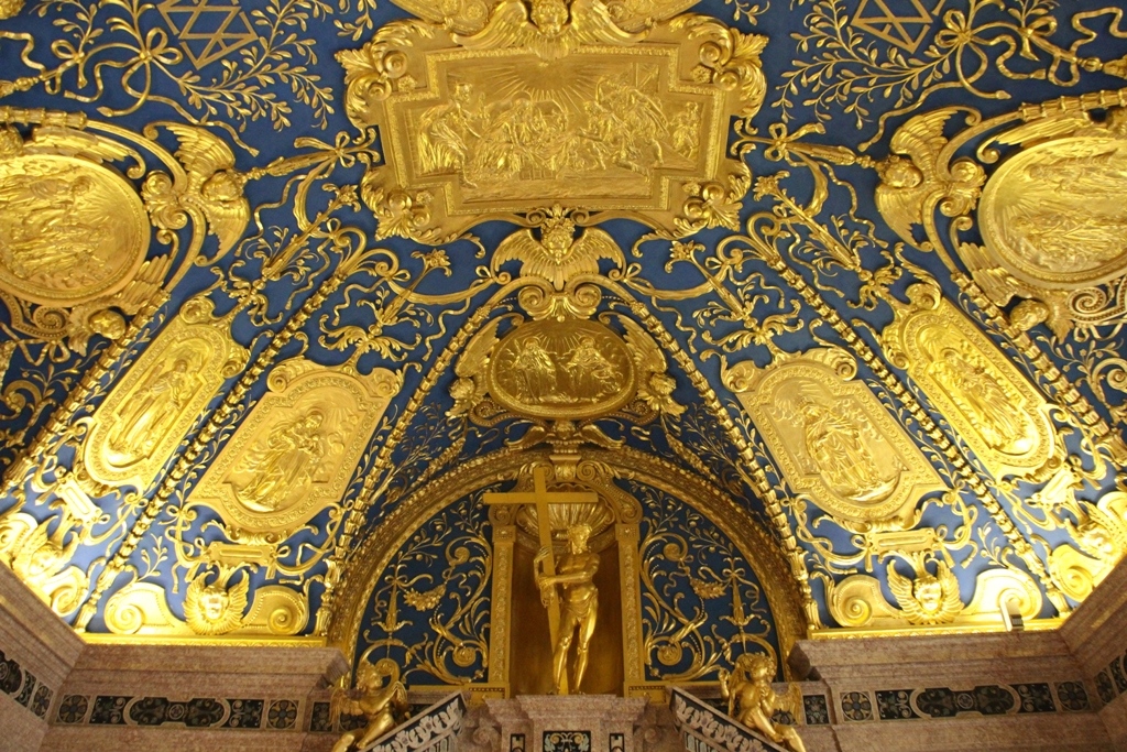 Gewölbe der Reichen Kapelle mit „Anbetung der Hirten“ über dem Eingang