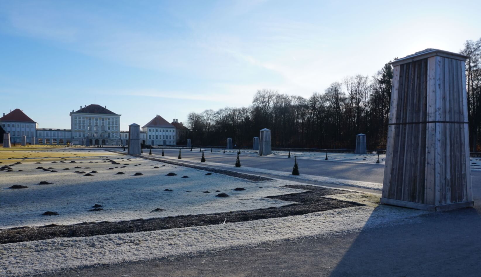 Schloss und Park Nymphenburg mit Winterschutzeinhausungen.