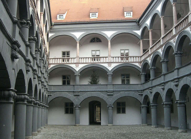 Blick in den Renaissance-Arkadenhof der einstigen Kunstkammer, die im 19. Jh. das Münzamt beherbergte – und heute die bayerische Denkmalpflege! (Foto: Wikipedia, HinricusLeo.)