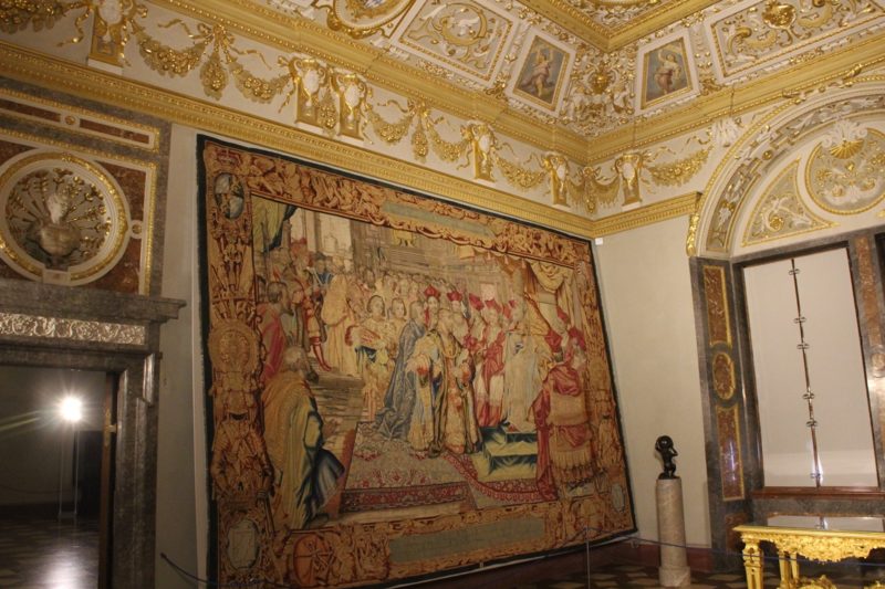 Besondere Schmuckstücke sind die Bildteppiche des frühen 17. Jh. in den "Steinzimmern" der Residenz