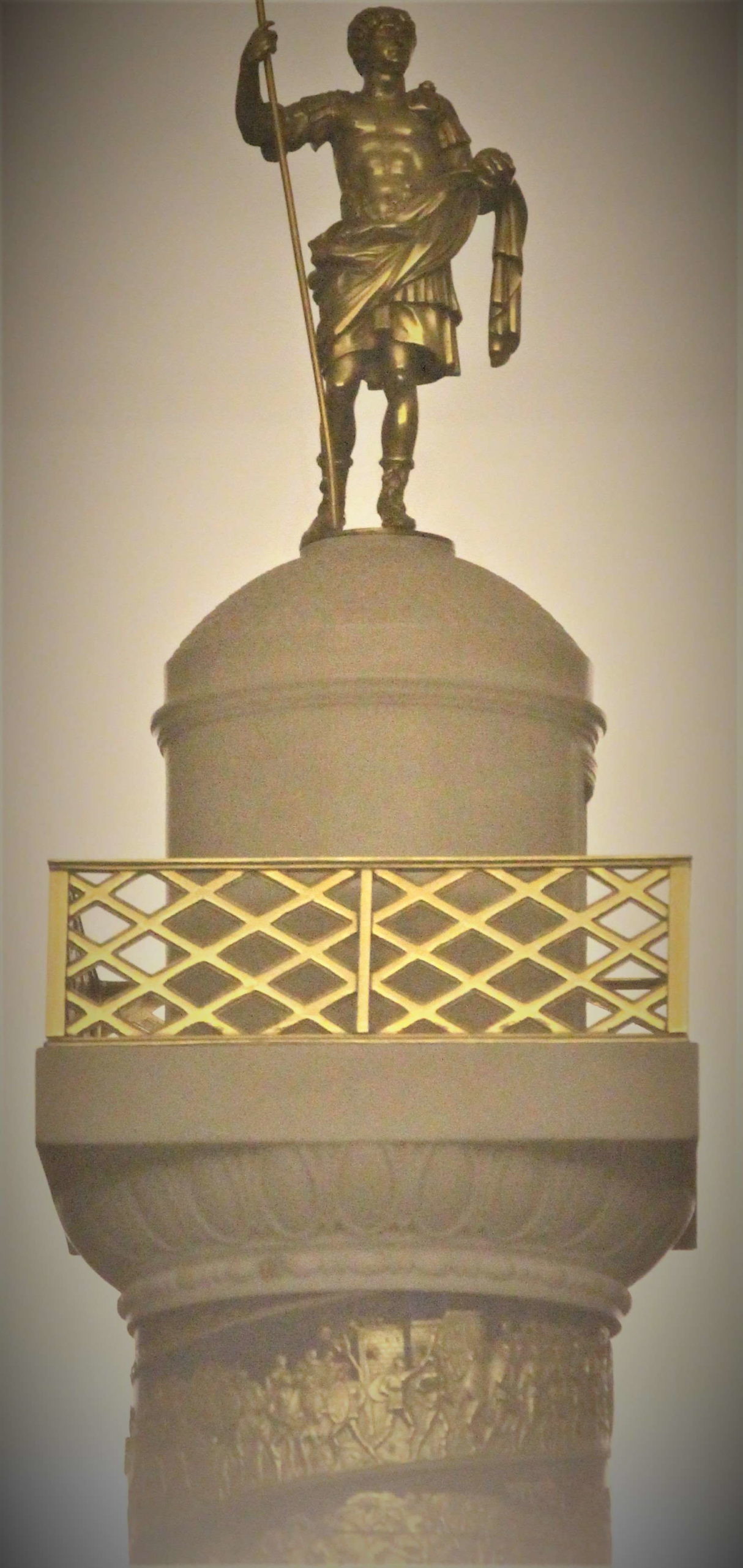 Statt des Apostelfürsten Petrus setzten die Künstler eine Miniatur-Rekonstruktion der verlorenen Trajans-Statue auf die Spitze der Münchner Säule