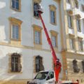 Fensterputzer mit Steiger