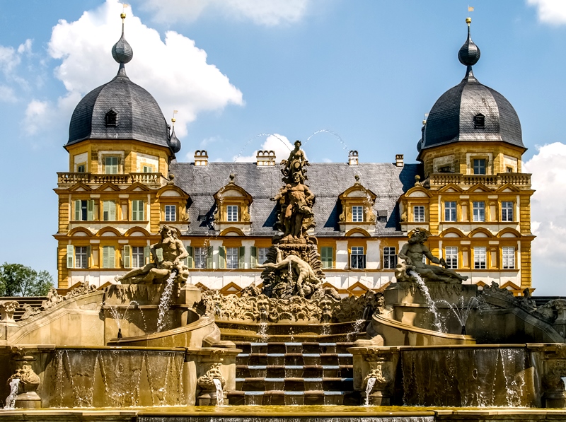 Auch über der barocken Kaskade des fürstsbischöflichen Sommerschlosses Seehof bei Bamberg thront ein stolzer Herkules umtost von Wasserstrahlen...