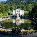 Linderhof Hauptfassade mit Wasserparterre