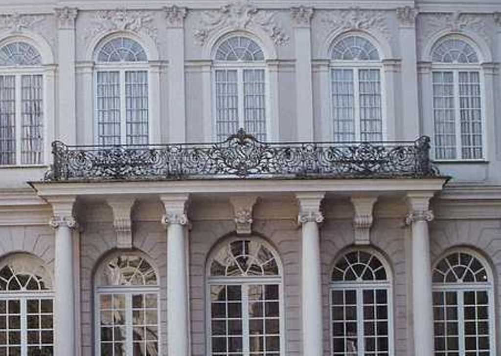 Kann Sommer auf Balkonien eine Alternative sein, wenn der Balkon so hübsch ist, wie dieser vor den Fenstern der Grünen Galerie in der Residenz?